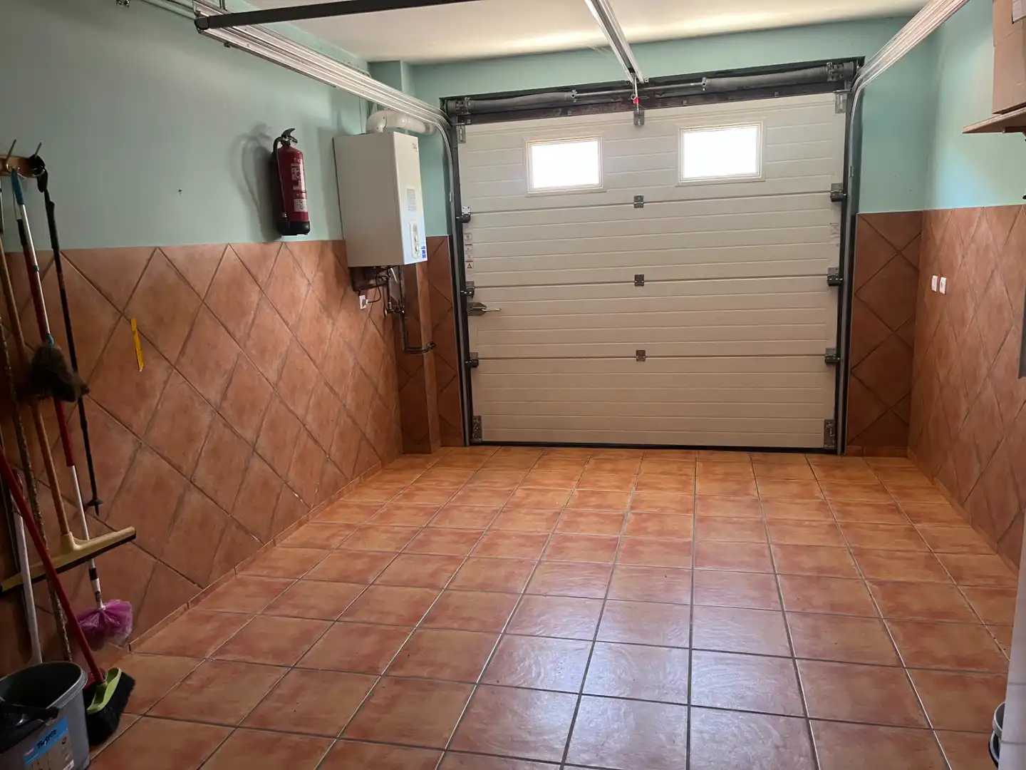 Aparcament de Casa adosada en venda en Monterrubio de Armuña amb Calefacció, Jardí privat i Parquet