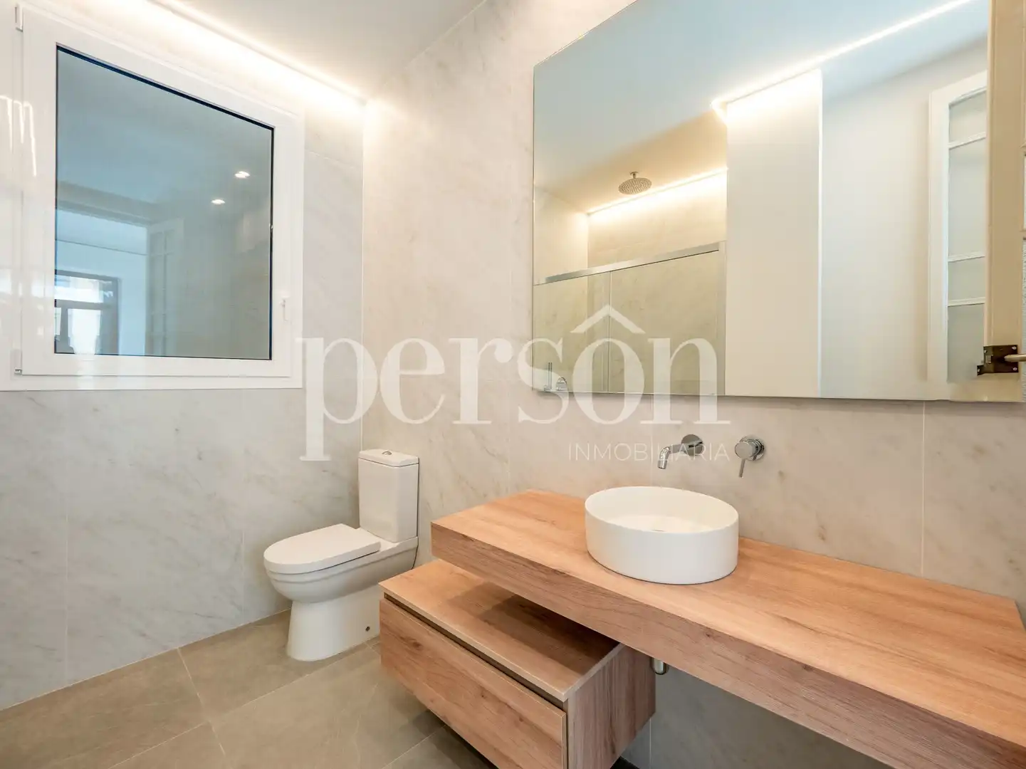 Bathroom of Flat for rent in Valencia  with Air Conditioner, Furnished and Balcony