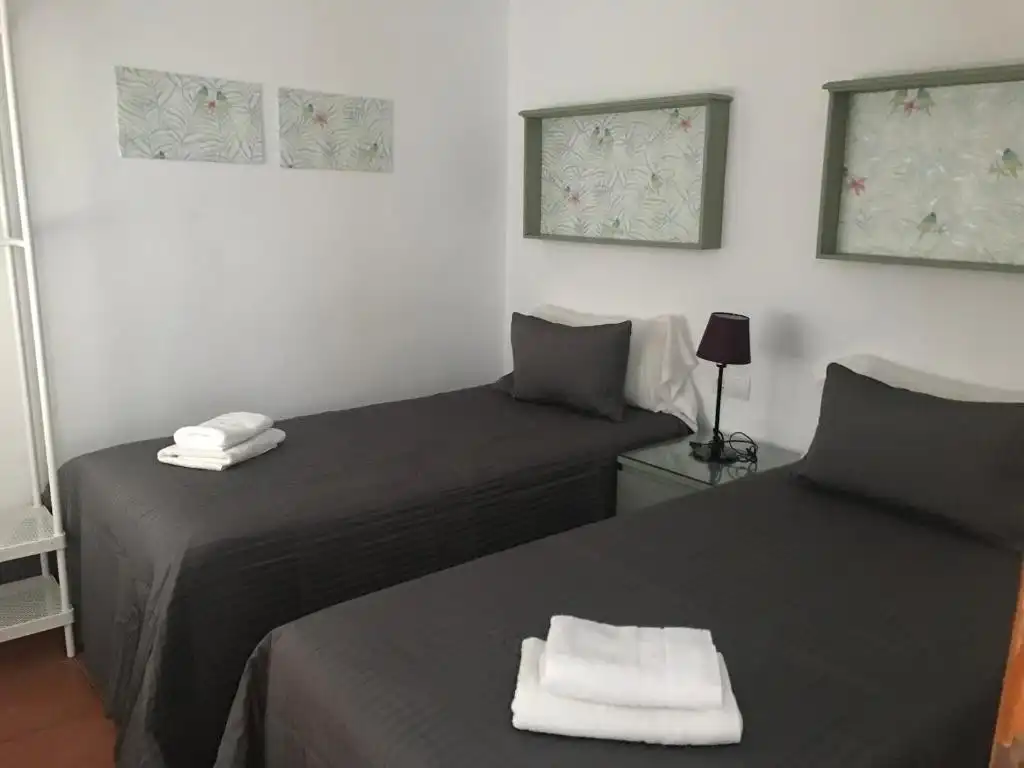 Habitación de Edificio en venta en San Martín del Tesorillo con Alarma