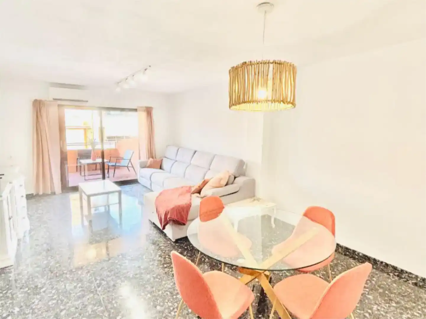 Wohnzimmer von Wohnung zur Miete in  Valencia Capital mit Klimaanlage und Balkon
