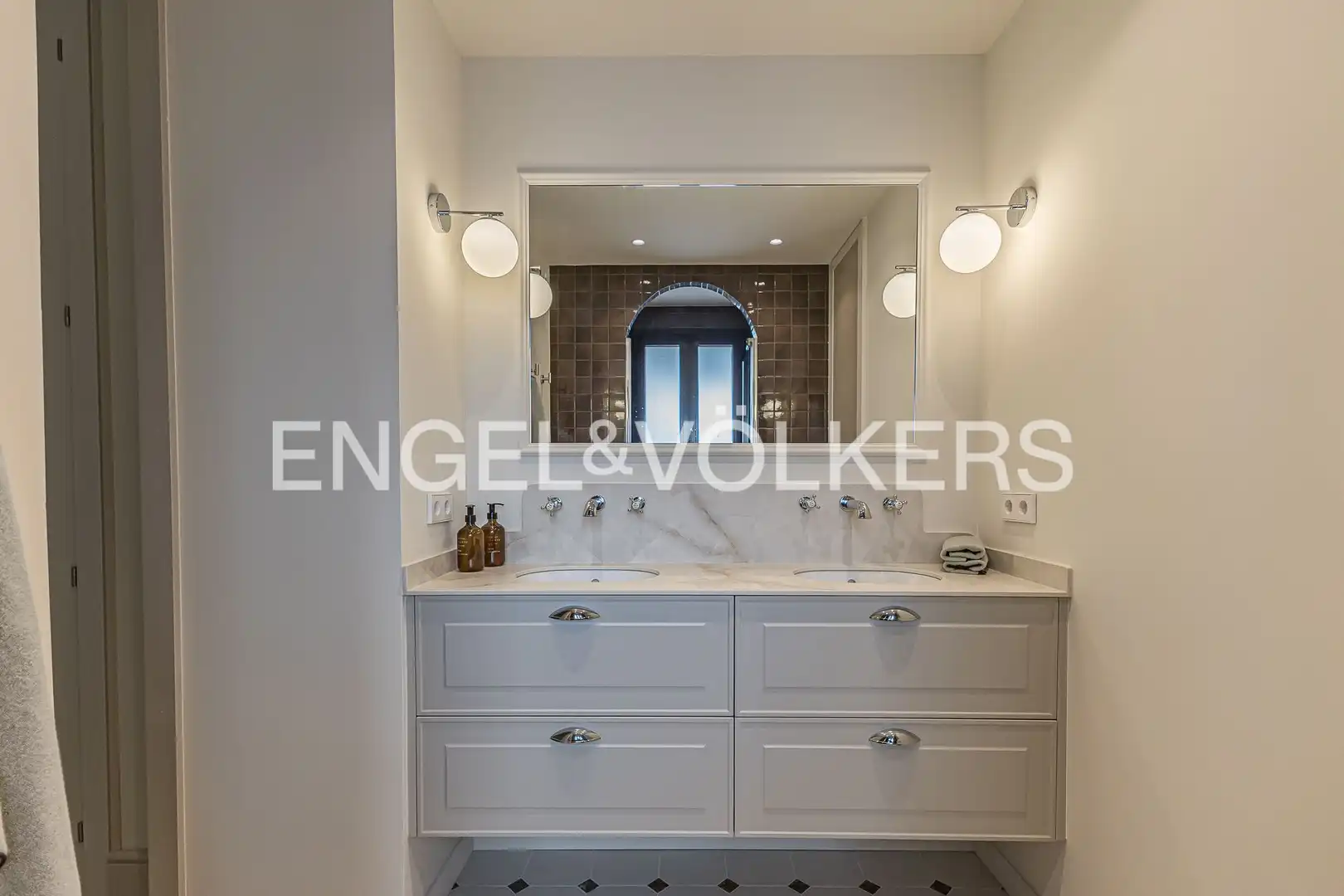 Bathroom of Flat for sale in Madrid  with Air Conditioner, Heating and Parquet flooring
