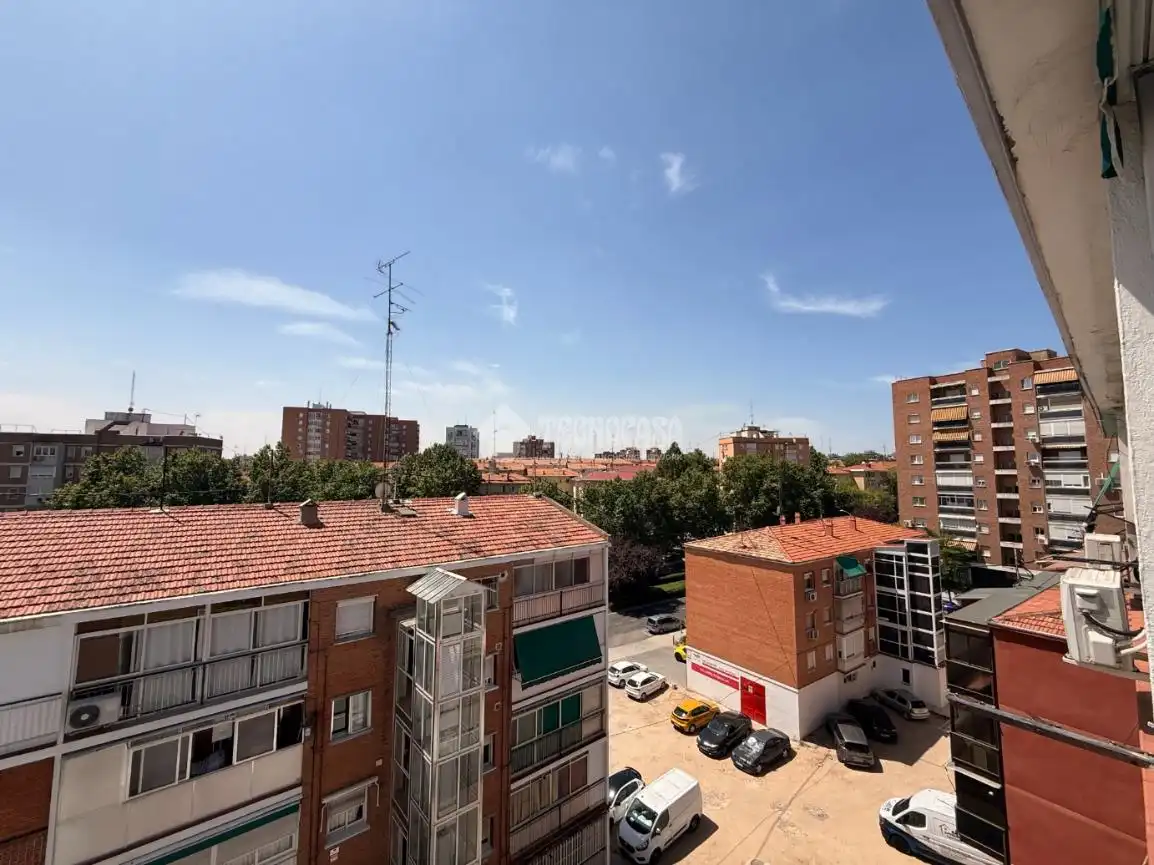 Vista exterior de Pis en venda en Madrid amb Calefacció i Terrassa