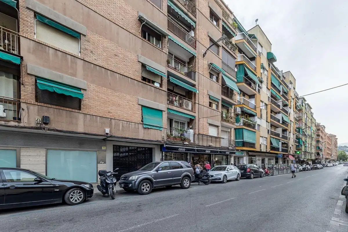 Vista exterior de Piso en venta en Granada con Calefacción y Terraza