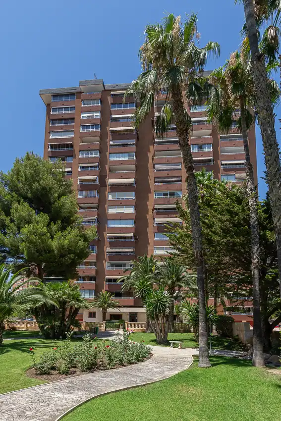 Vista exterior de Piso en venta en Benidorm con Piscina, Amueblado y Piscina comunitaria