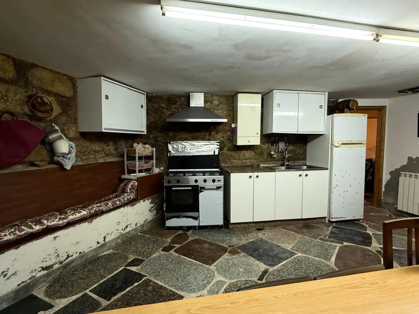 Cuina de Casa o xalet en venda en Pantón amb Calefacció, Parquet i Traster