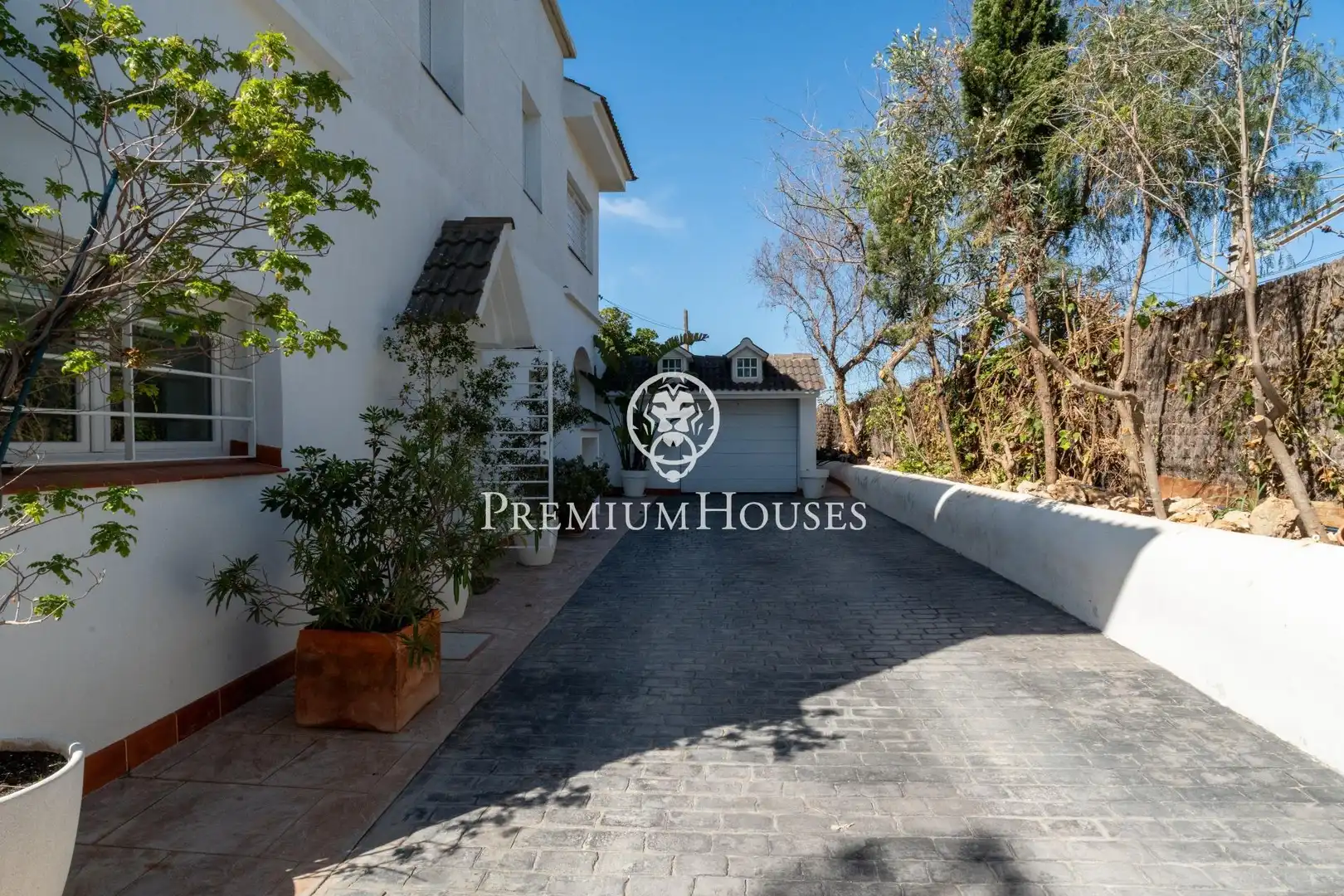 Exterior view of Houses for sale in Vilanova i la Geltrú  with Air Conditioner, Heating and Private garden