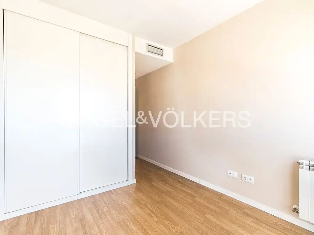 Schlafzimmer von Wohnung zur Miete in Madrid mit Heizung, Parkett und Schwimmbad