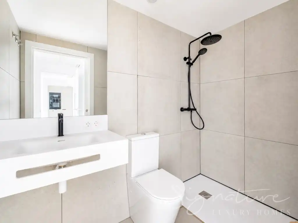 Baño de Piso de alquiler en Abrera con Aire acondicionado, Terraza y Piscina