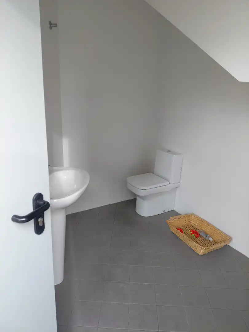 Badezimmer von Wohnung zum Verkauf in Oleiros mit Heizung, Privatgarten und Parkett