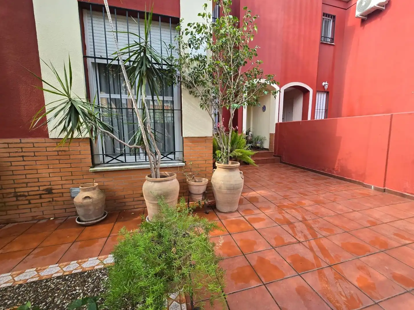 Vista exterior de Casa adosada en venta en Castilleja de la Cuesta con Aire acondicionado, Trastero y Balcón