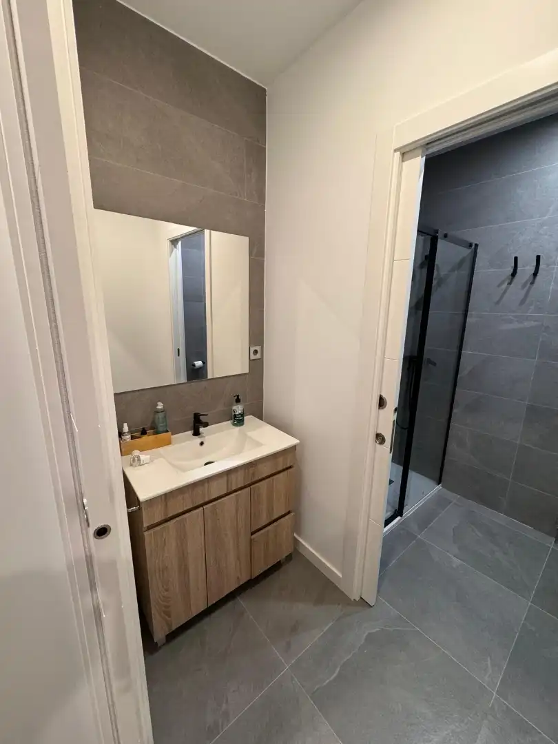 Badezimmer von Erdgeschoss zur Miete in Cornellà de Llobregat mit Klimaanlage, Heizung und Möbliert