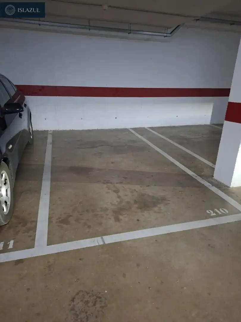 Parkplatz von Einfamilien-Reihenhaus zum Verkauf in Islantilla mit Privatgarten, Terrasse und Abstellraum