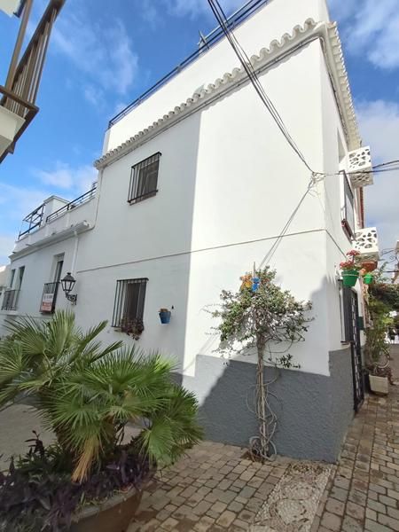 Vista exterior de Casa adosada en venta en Estepona con Aire acondicionado, Calefacción y Terraza