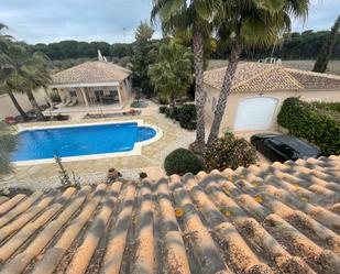 Vista exterior de Casa o xalet en venda en Hinojos amb Aire condicionat, Terrassa i Piscina