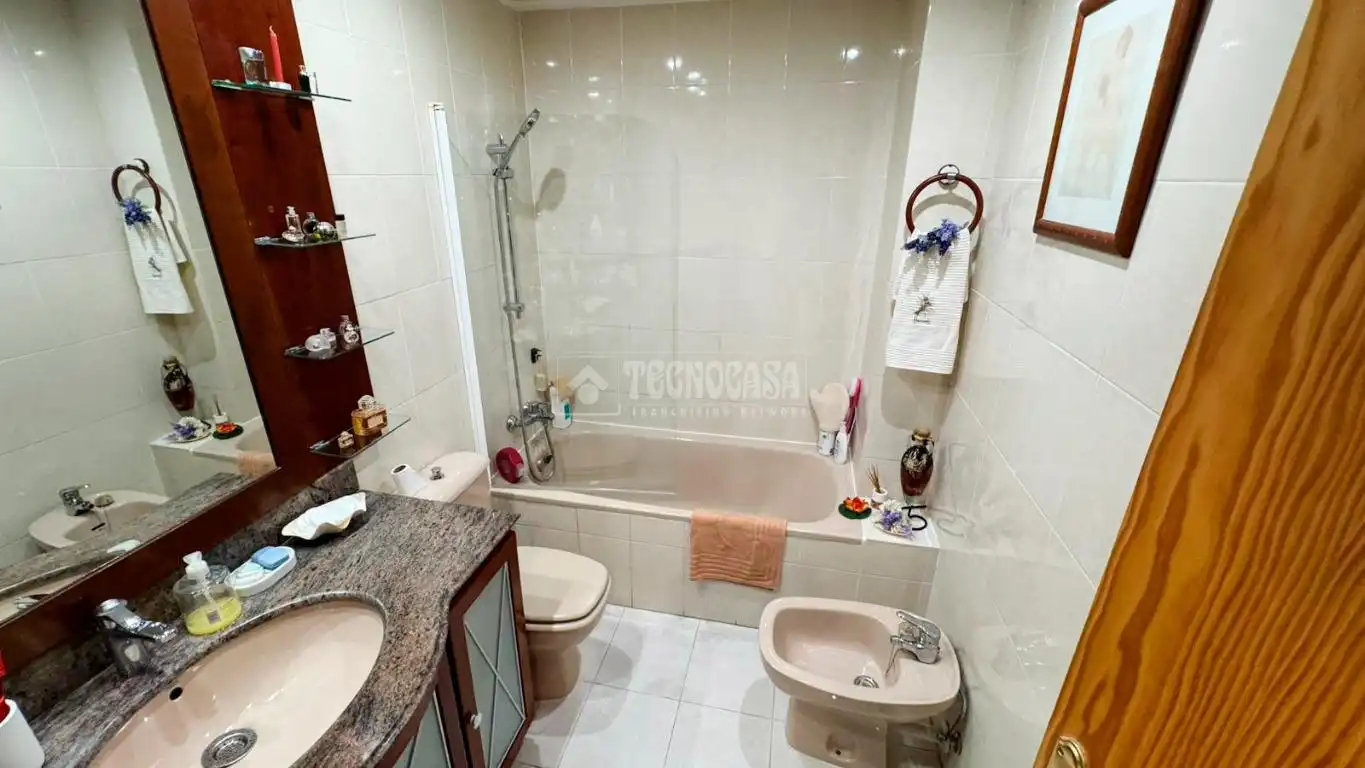 Baño de Casa adosada en venta en Zaragoza con Aire acondicionado, Terraza y Piscina comunitaria