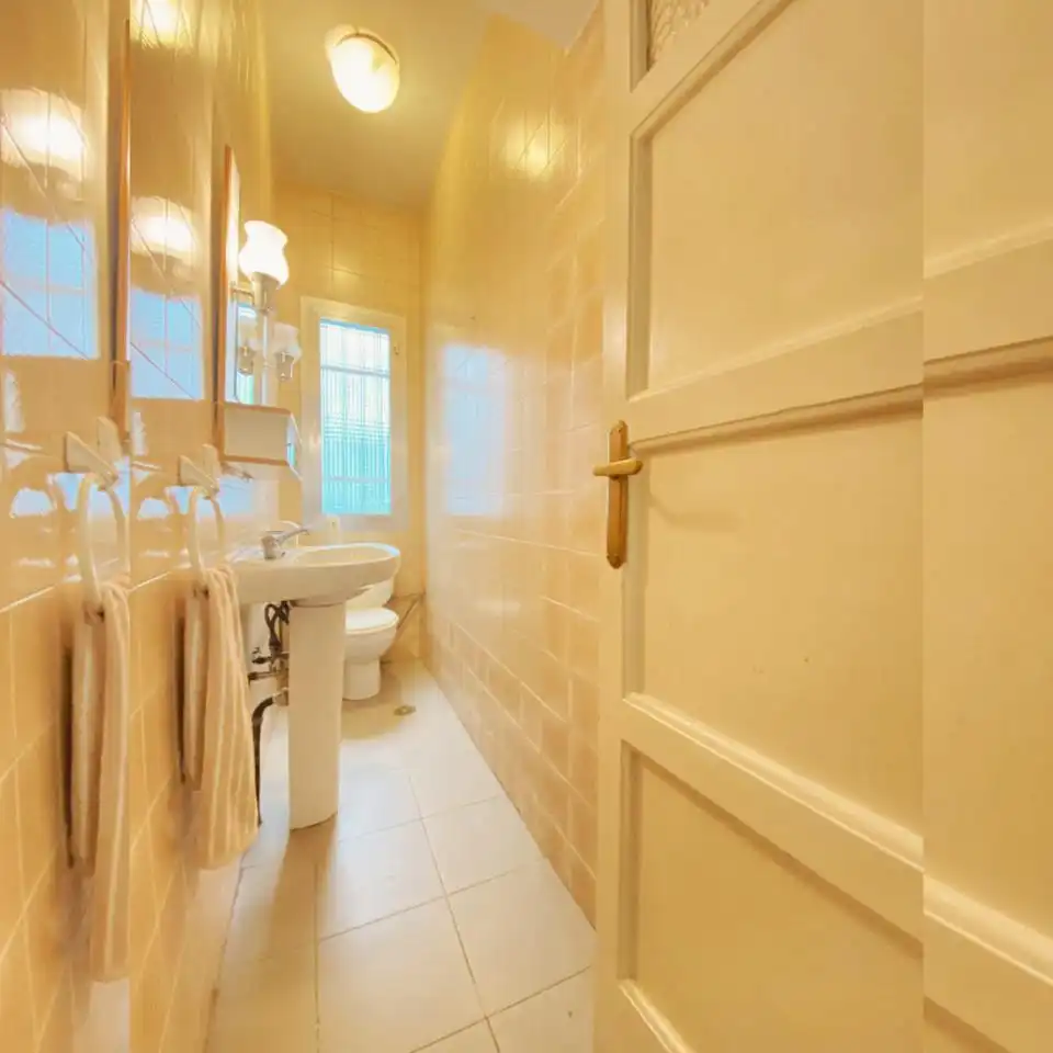 Baño de Piso de alquiler en Madrid con Calefacción, Terraza y Amueblado