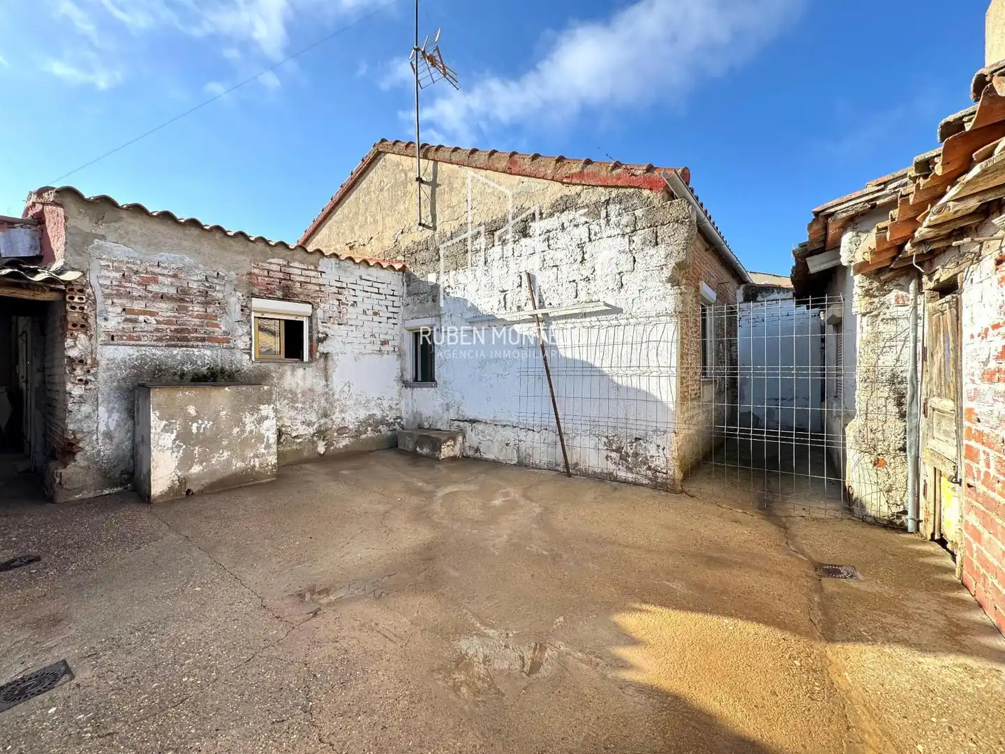 Vista exterior de Local en venta en Gomecello con Terraza