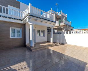 Vista exterior de Casa adosada en venda en Torrevieja amb Moblat