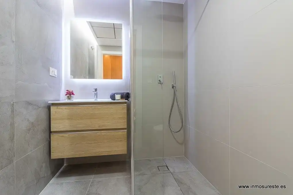 Bany de Apartament en venda en Torrevieja amb Jardí privat, Terrassa i Piscina comunitària