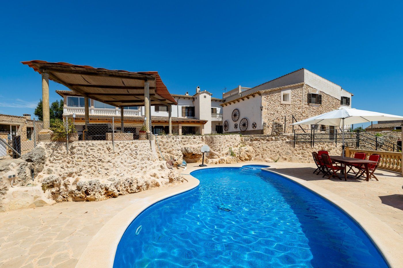 Schwimmbecken von Country house zum verkauf in Lloret de Vistalegre mit Klimaanlage, Privatgarten und Terrasse