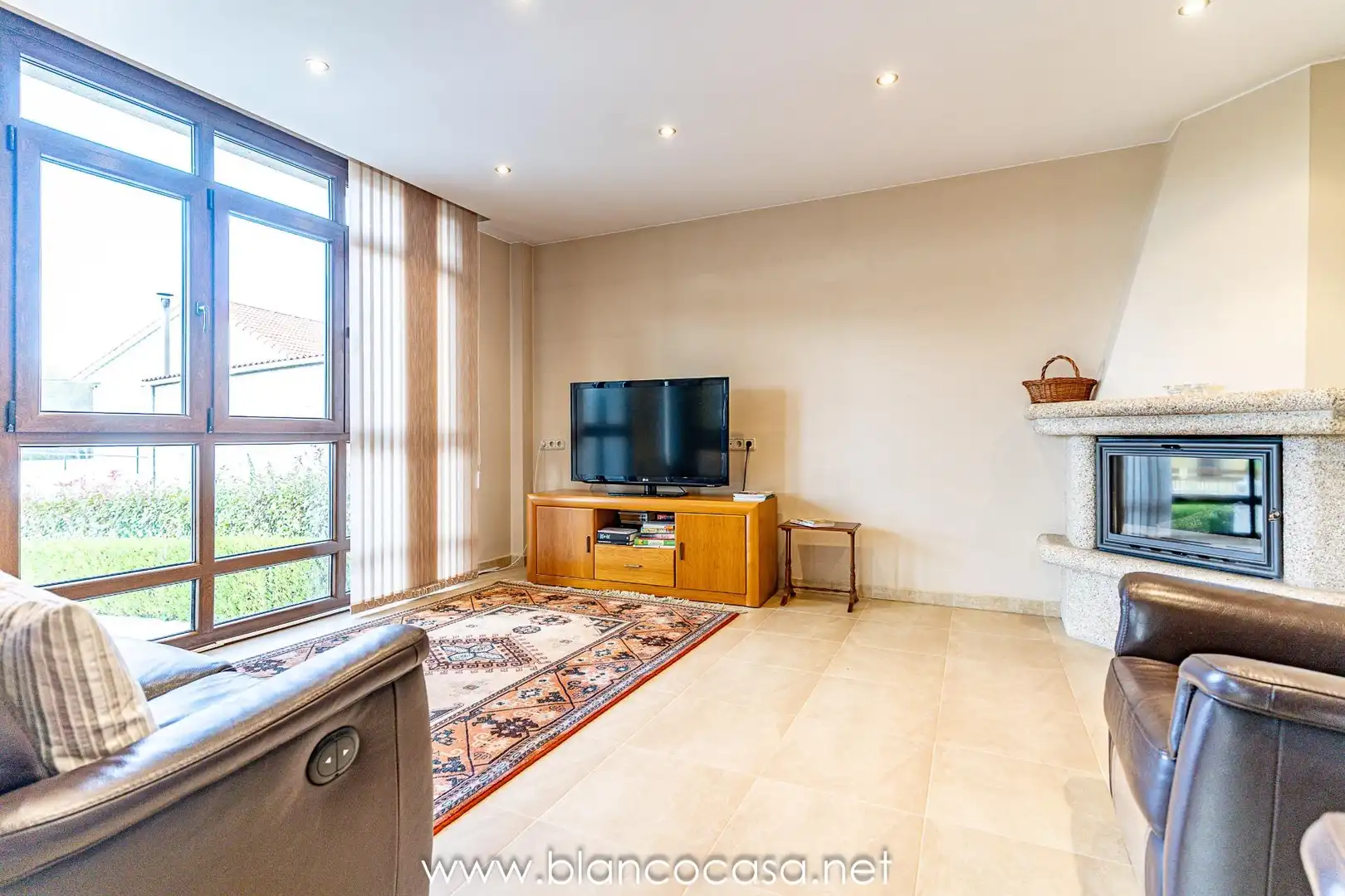 Sala de estar de Casa o chalet en venta en Carballo con Calefacción, Trastero y Amueblado