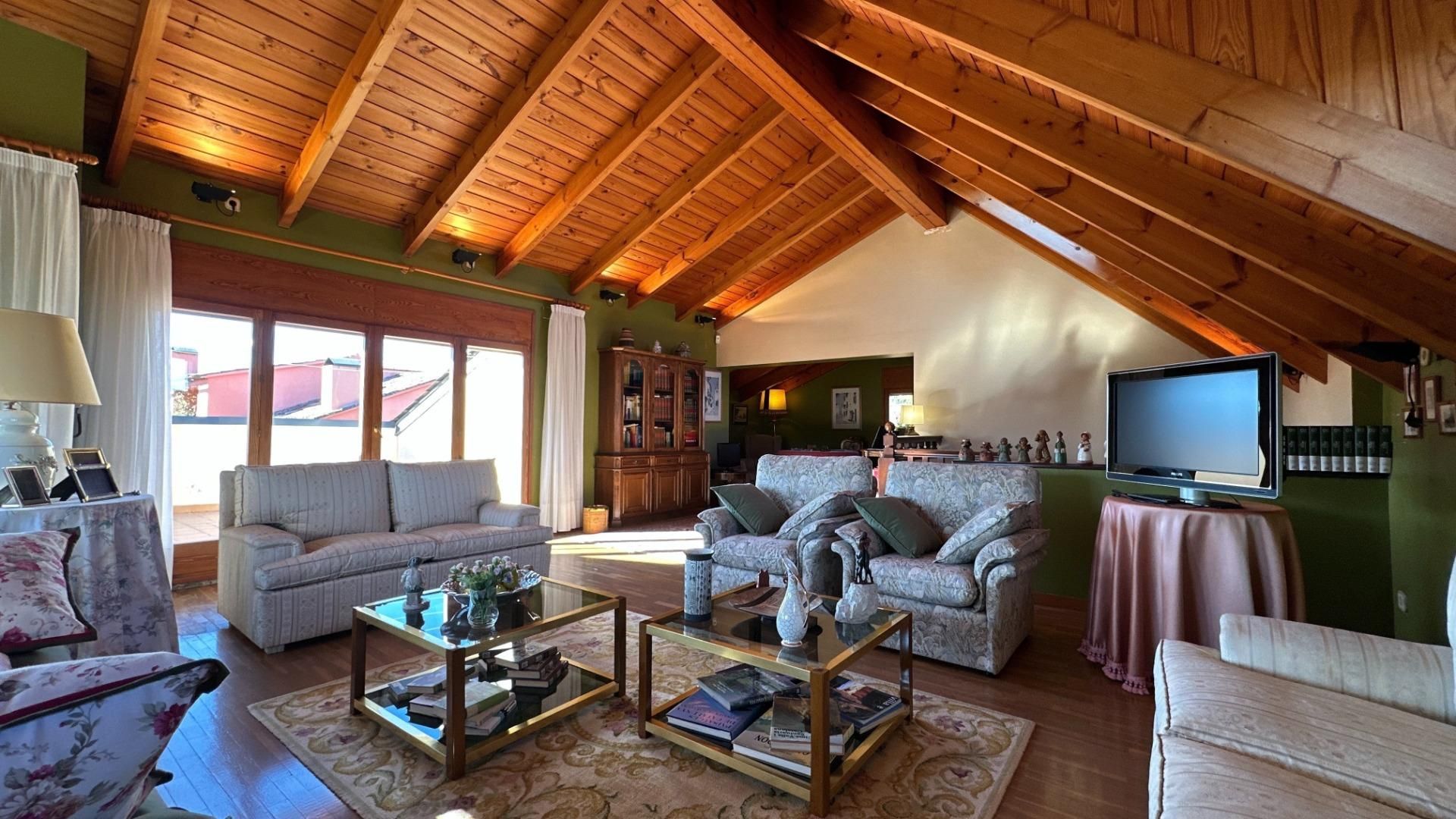 Living room of House or chalet for sale in Sant Cugat del Vallès  with Heating, Private garden and Parquet flooring