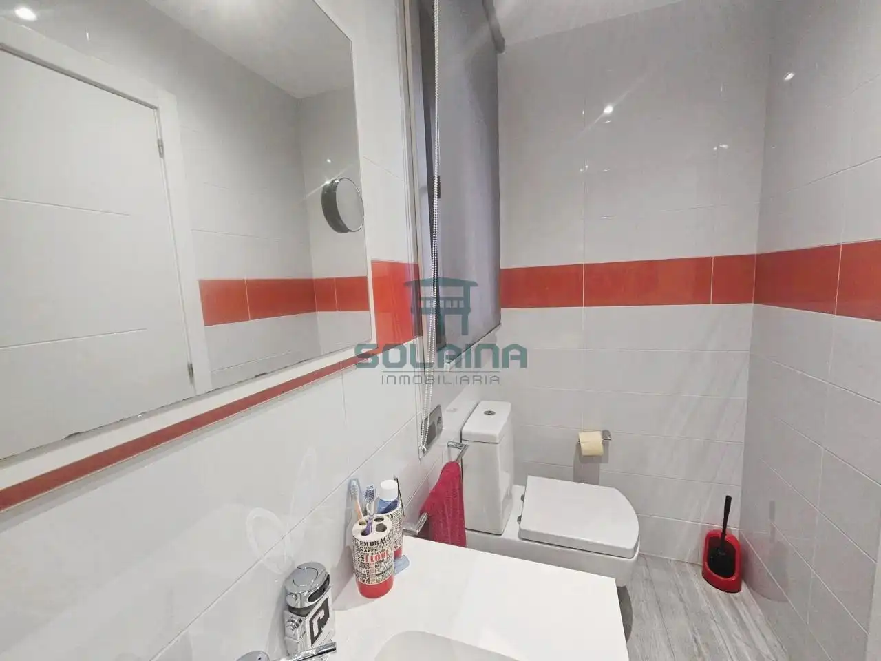 Badezimmer von Einfamilien-Reihenhaus zum Verkauf in Coles mit Heizung, Privatgarten und Möbliert