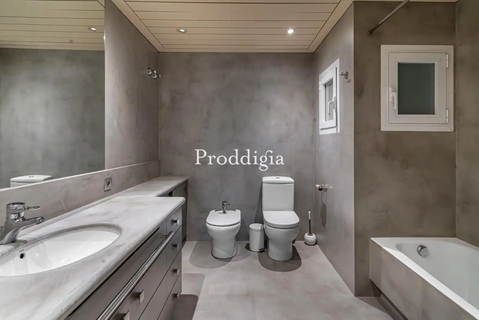 Bathroom of Flat for rent in Barcelona  with Air Conditioner, Heating and Terrace