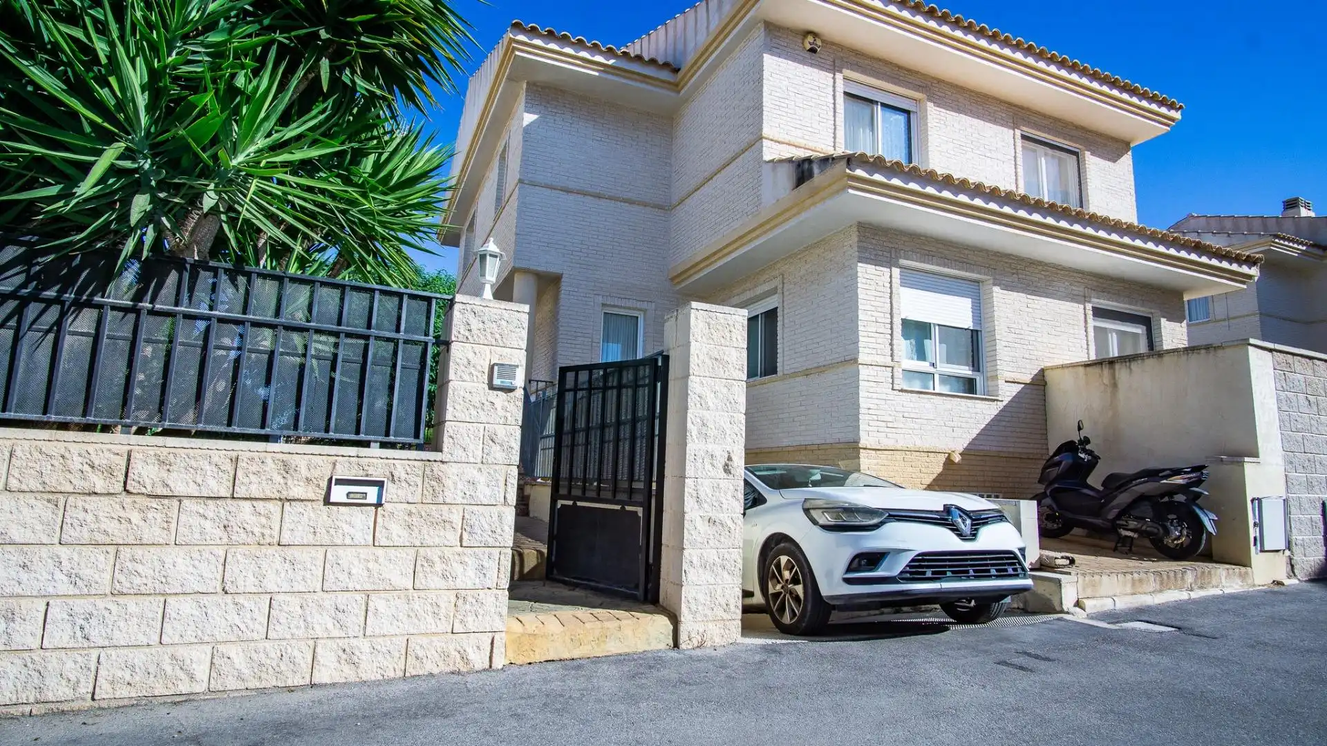 Vista exterior de Casa adosada en venta en Petrer, Alicante