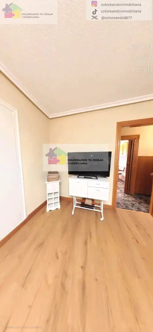 Sala d'estar de Casa o xalet en venda en La Pola de Gordón  amb Calefacció, Jardí privat i Parquet