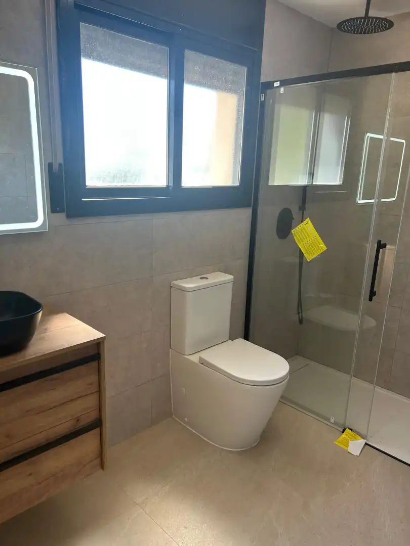 Baño de Casa adosada en venta en Vilanova i la Geltrú con Aire acondicionado, Calefacción y Jardín privado