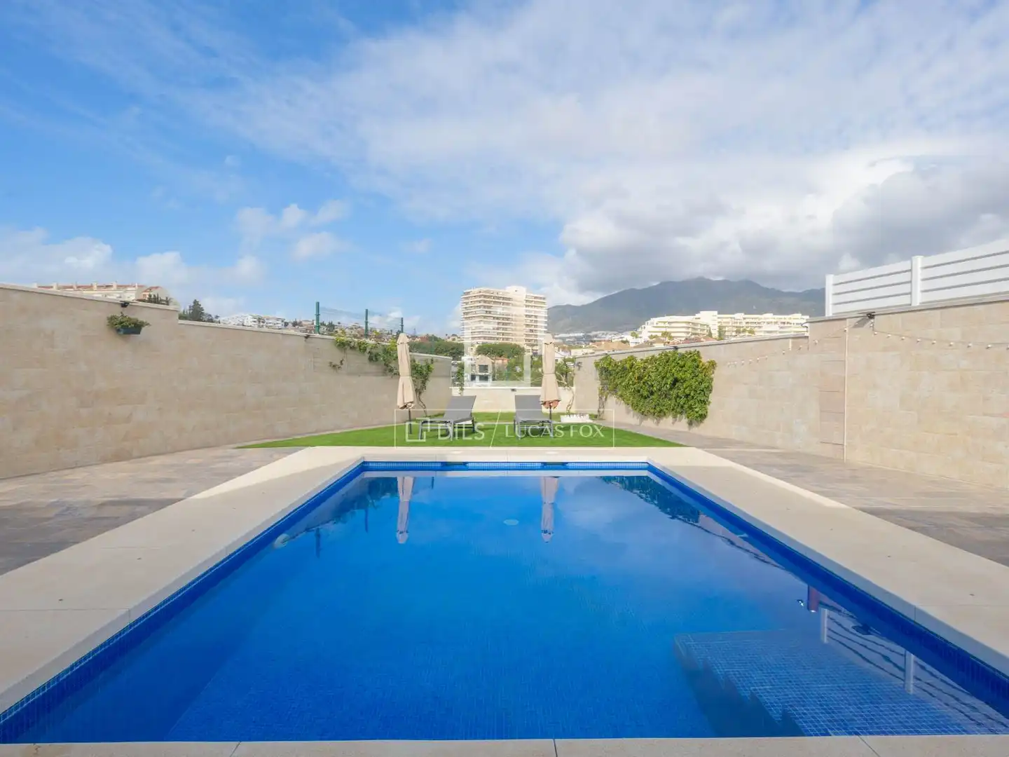 Vista exterior de Casa o xalet en venda en Benalmádena amb Aire condicionat, Calefacció i Jardí privat