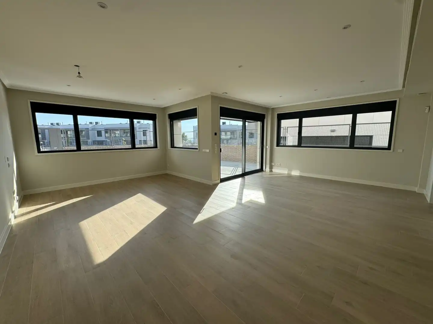 Sala de estar de Casa adosada en venta en Boadilla del Monte con Aire acondicionado, Calefacción y Jardín privado