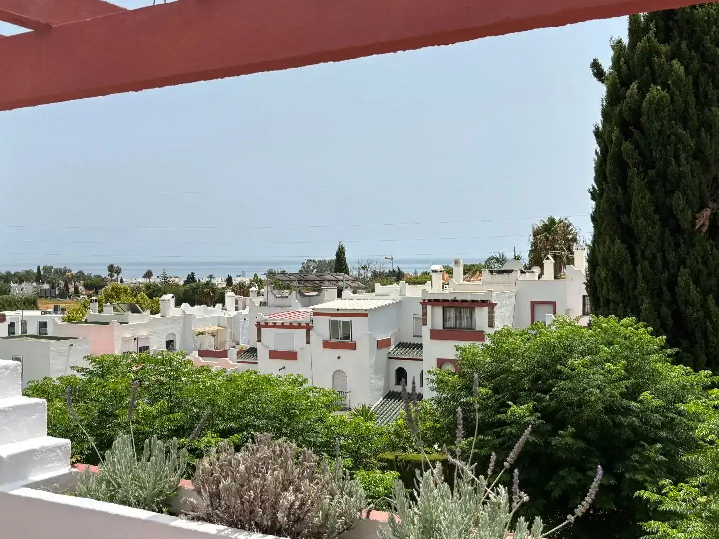 Vista exterior de Casa adosada en venda en Estepona amb Aire condicionat, Piscina i Balcó
