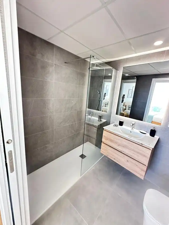 Badezimmer von Einfamilien-Reihenhaus zum Verkauf in Almuñécar mit Klimaanlage, Heizung und Parkett