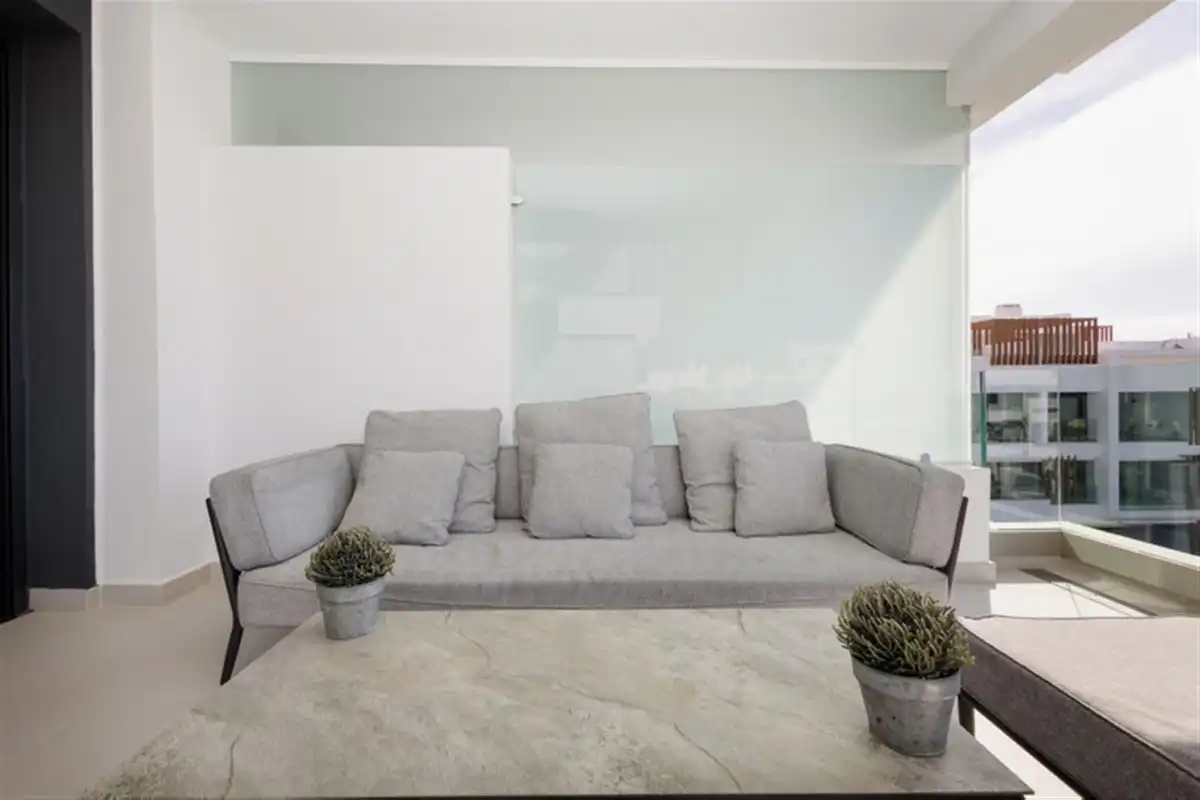 Sala d'estar de Àtic en venda en Estepona amb Aire condicionat, Terrassa i Moblat