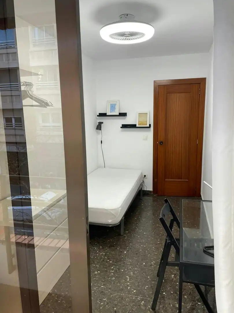 Bedroom of Flat for share in Valencia  with Washing machine