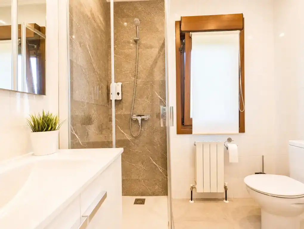 Baño de Casa o chalet en venta en Gijón  con Calefacción, Jardín privado y Terraza