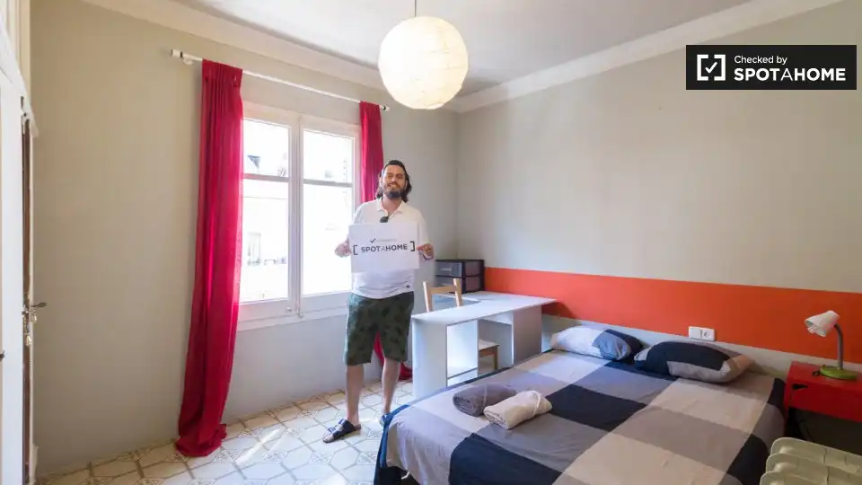 Dormitori de Pis de lloguer en Barcelona amb Aire condicionat, Calefacció i Moblat