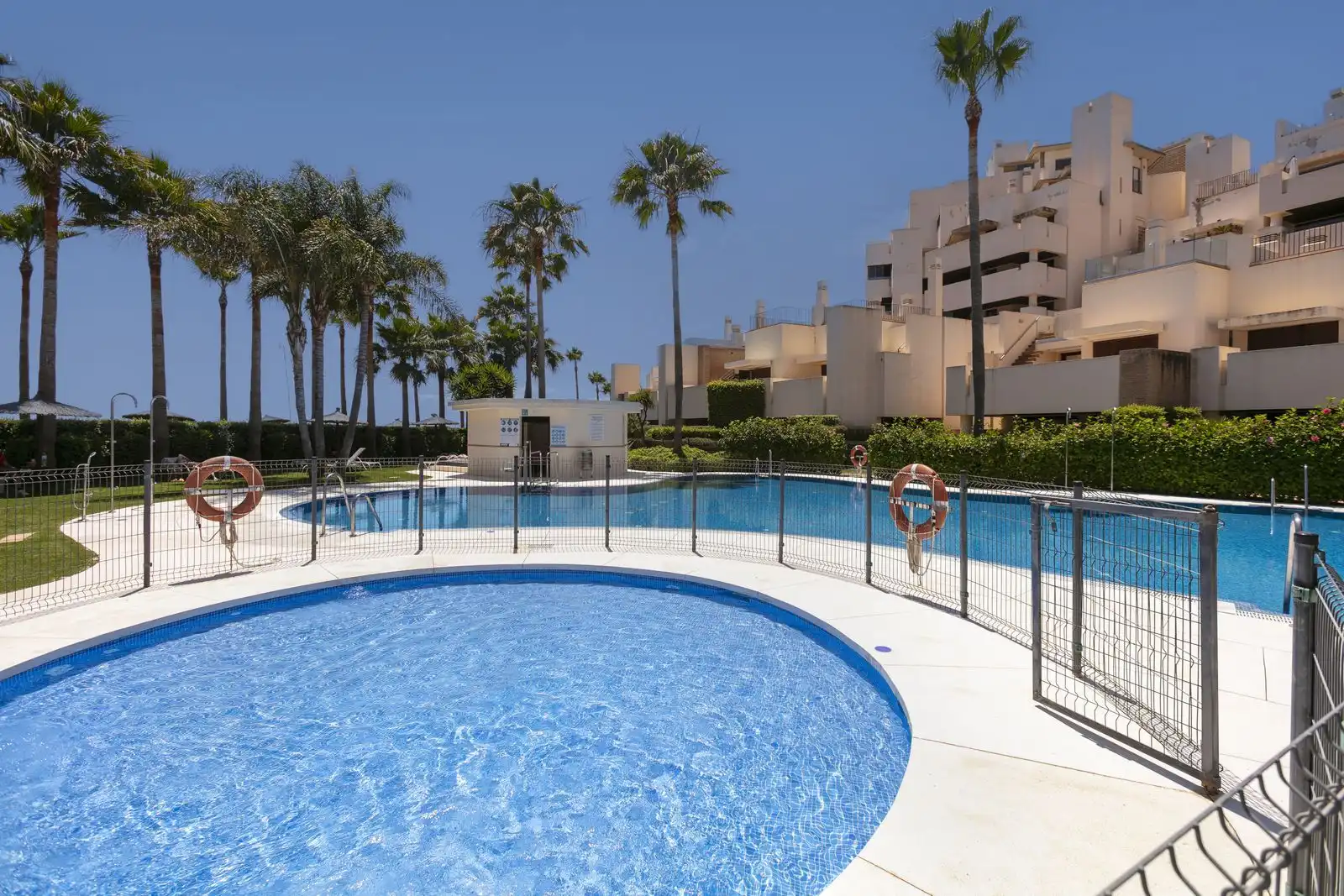 Piscina de Dúplex en venda en Estepona amb Aire condicionat, Terrassa i Traster