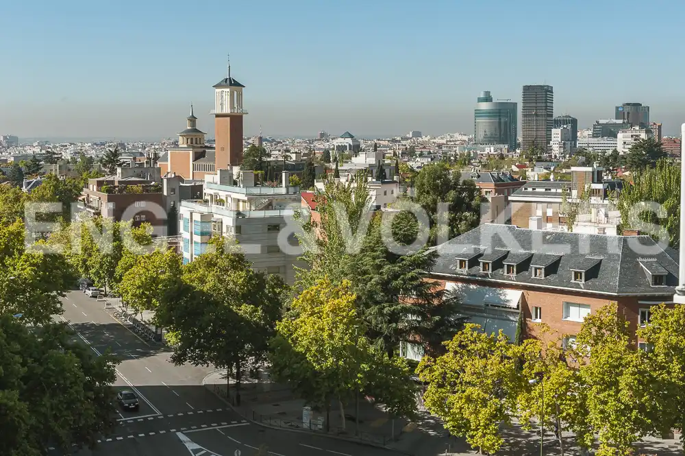 Außenansicht von Wohnung zur Miete in Madrid mit Klimaanlage, Heizung und Parkett