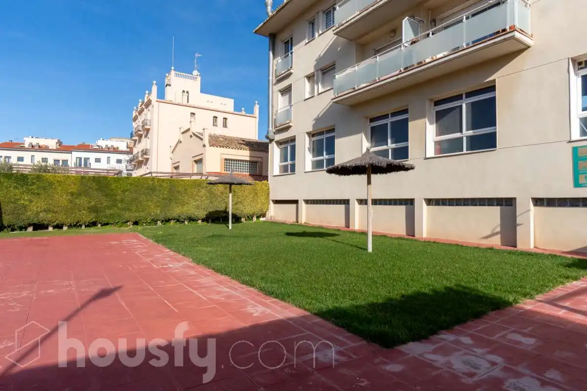 Außenansicht von Wohnung zum Verkauf in Sant Martí Sarroca mit Privatgarten, Abstellraum und Gemeinschaftspool