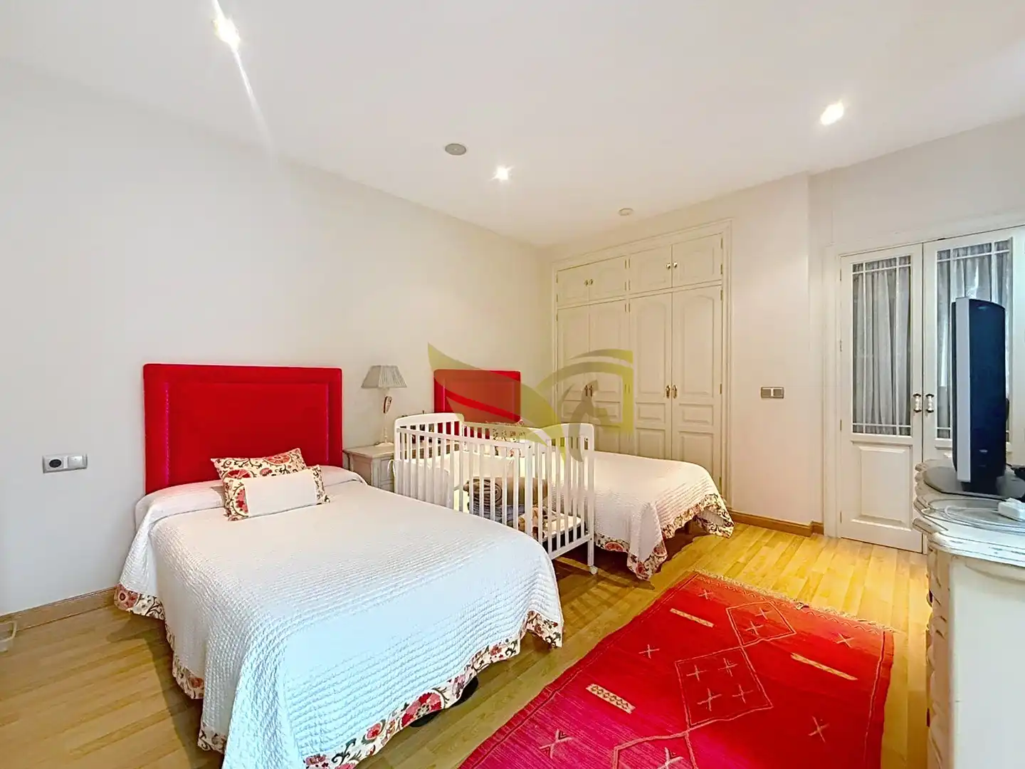 Schlafzimmer von Einfamilien-Reihenhaus zum Verkauf in Sevilla mit Klimaanlage, Heizung und Privatgarten