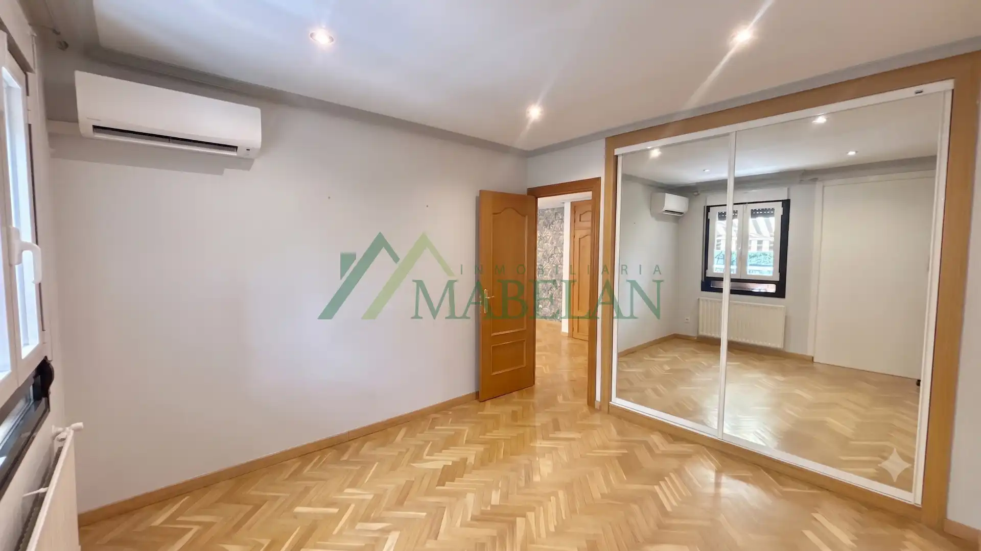 Schlafzimmer von Dachboden zum Verkauf in Las Rozas de Madrid mit Klimaanlage, Heizung und Parkett