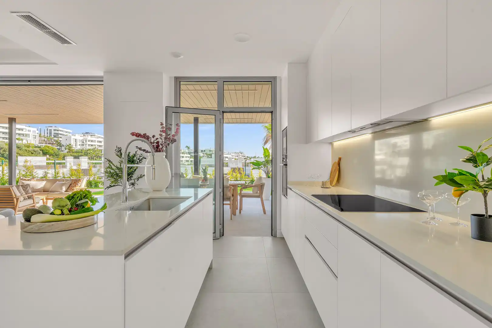 Kitchen of Ground floor for sale in Marbella  with Air Conditioner, Private garden and Terrace