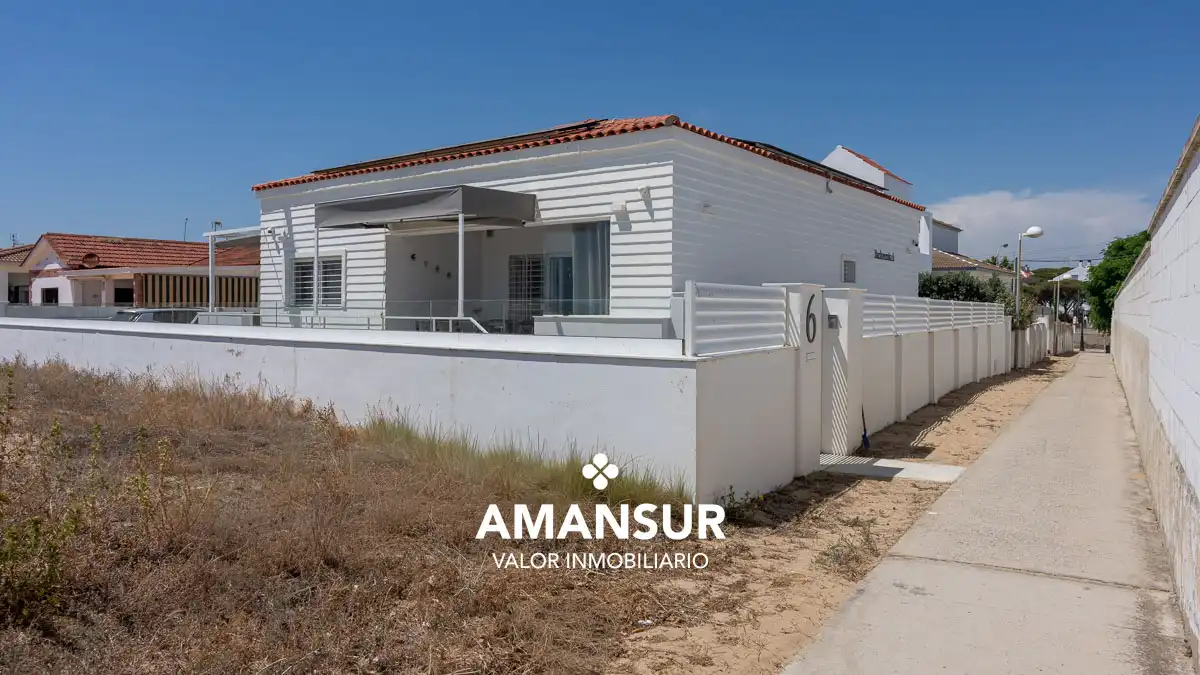 Vista exterior de Casa o xalet en venda en Punta Umbría amb Aire condicionat, Calefacció i Terrassa