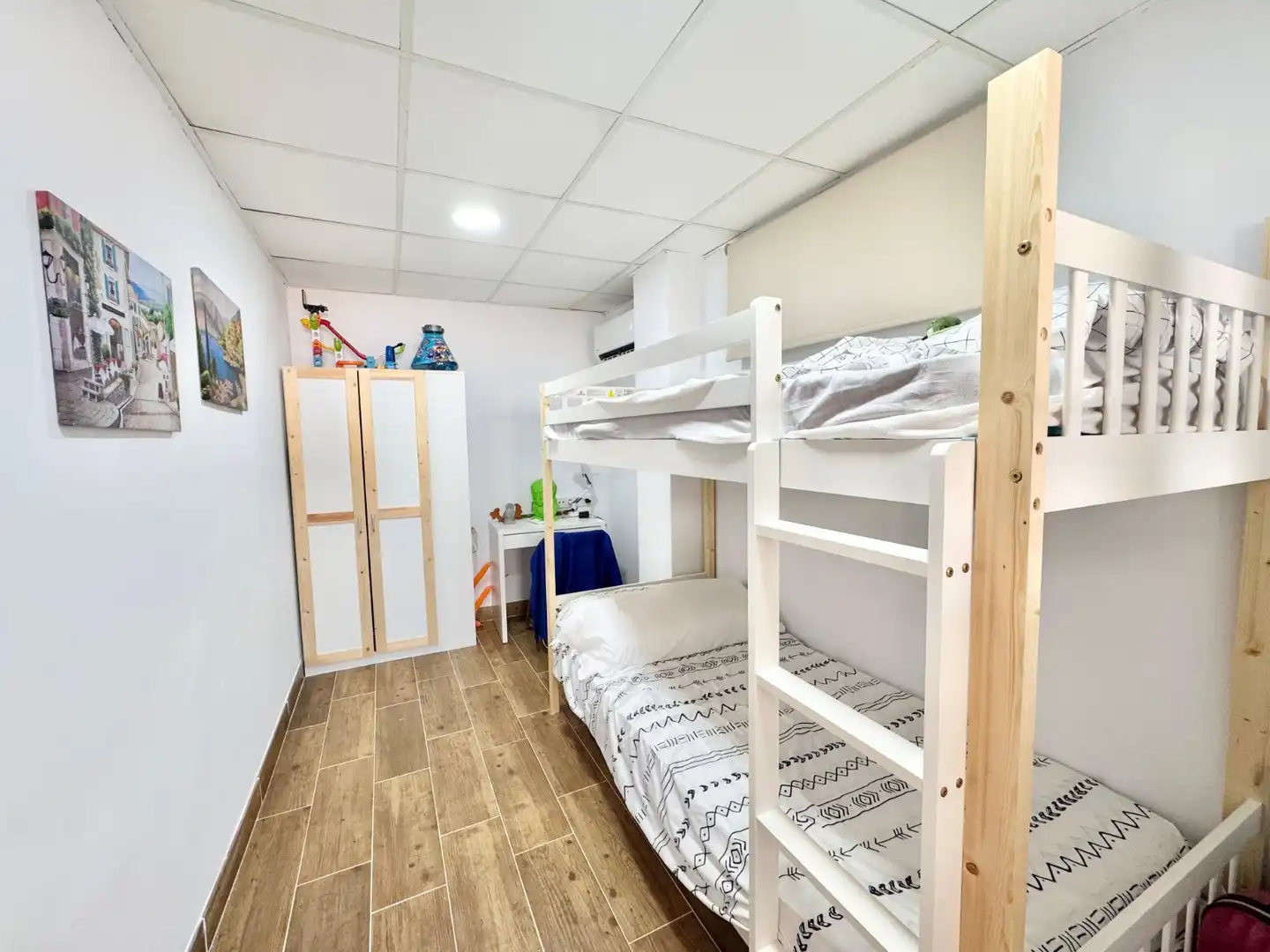 Dormitori de Apartament de lloguer en Guardamar del Segura amb Aire condicionat, Moblat i Rentadora