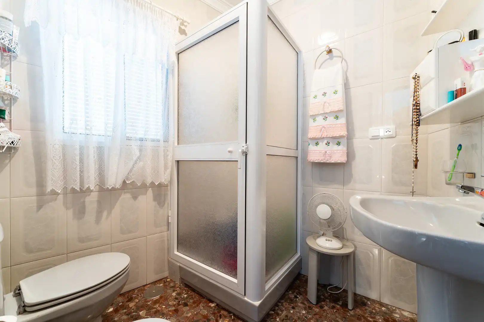 Badezimmer von Einfamilien-Reihenhaus zum Verkauf in Sayalonga mit Terrasse und Balkon