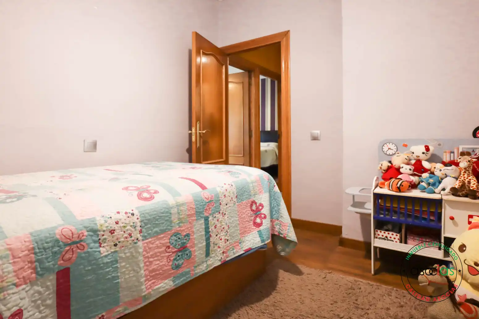 Dormitori de Casa o xalet en venda en Oviedo  amb Calefacció, Jardí privat i Parquet