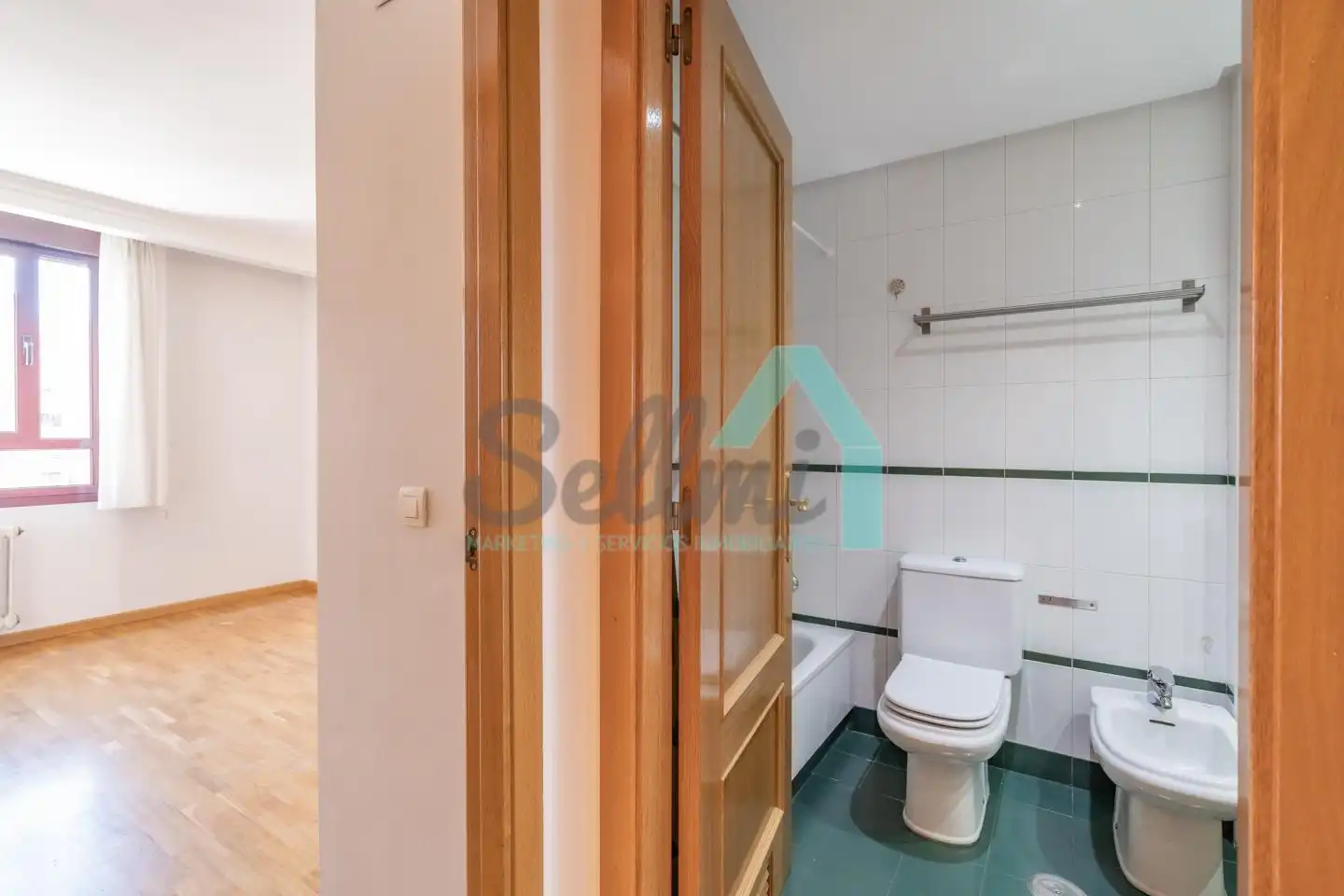 Baño de Piso de alquiler en Oviedo  con Calefacción, Parquet y Terraza